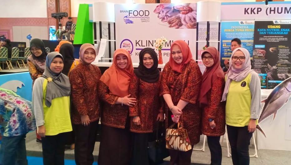 Klinikmutukp's tweet photo. Hari ke 2 dalam perayaan Harkanas 2018 di JCC, Jakpus. Stand Klinik Mutu Perikanan ramai dikunjungi oleh peserta yang hadir dan berasal dari 34 Provinsi dari Indonesia. 
Ayo yang belum sempat hadir, besok stand KMP masih hadir untuk konsultasi kelautan dan perikanan sahabat semua https://t.co/r2qxOYOrfx