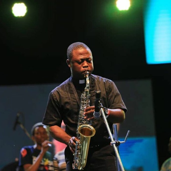 unusualpraise's tweet photo. When #FatherOwolabi ministered at the #UnusualPraise2018 🎷

#UP2018
#UP2018Moments
#PriestGotTalent https://t.co/h3EHIzS2bT