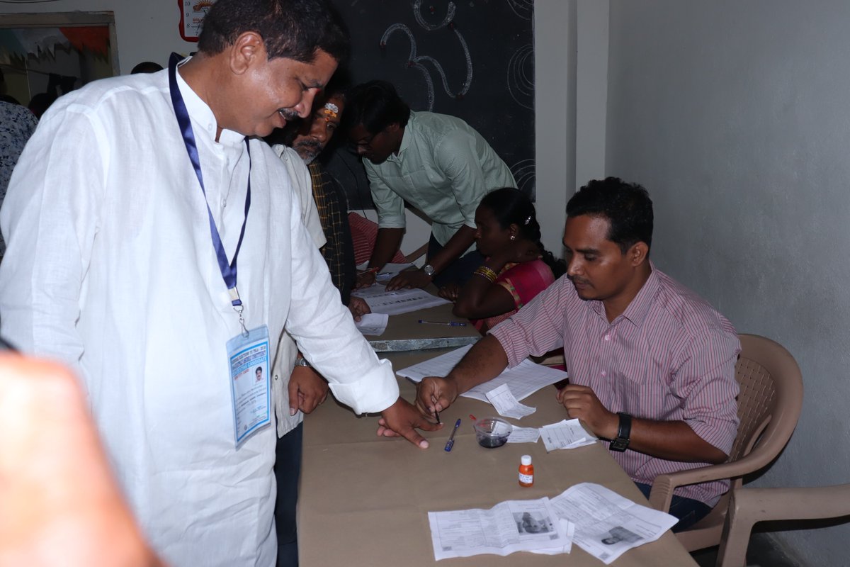 Madhavaram Krishna Rao (@mkrkkpmla) on Twitter photo went in 'Q' line and cast MY VOTE at Kukatpally Polling Station No.12 at Grammar High School, Shanti Nagar, Kukatpally, Hyderabad, Telangana
<a href="/trspartyonline/">Bharat Rashtra Samithi</a> went in 'Q' line and cast MY VOTE at Kukatpally Polling Station No.12 at Grammar High School, Shanti Nagar, Kukatpally, Hyderabad, Telangana
<a href="/trspartyonline/">Bharat Rashtra Samithi</a>