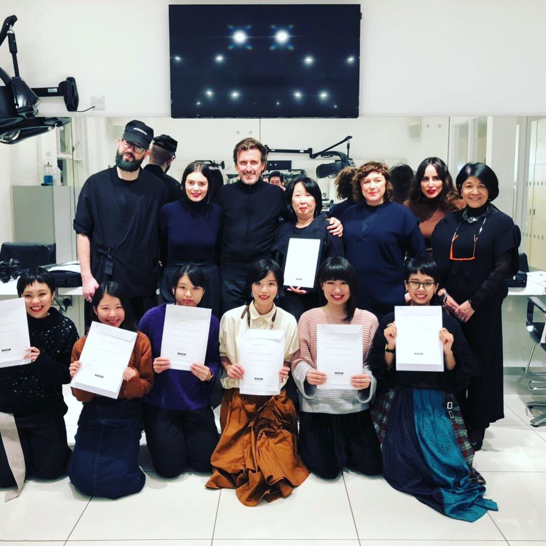 kyori_beauty's tweet image. ロンドンでの研修の様子が届きました（╹◡╹）🇬🇧
みんな楽しそうです♡いっぱい楽しんで下さい⭐︎ #KYORI #sassoon #sassoonacademy #london #いつもどおりのみんな #ロンドン寒い #あと少し