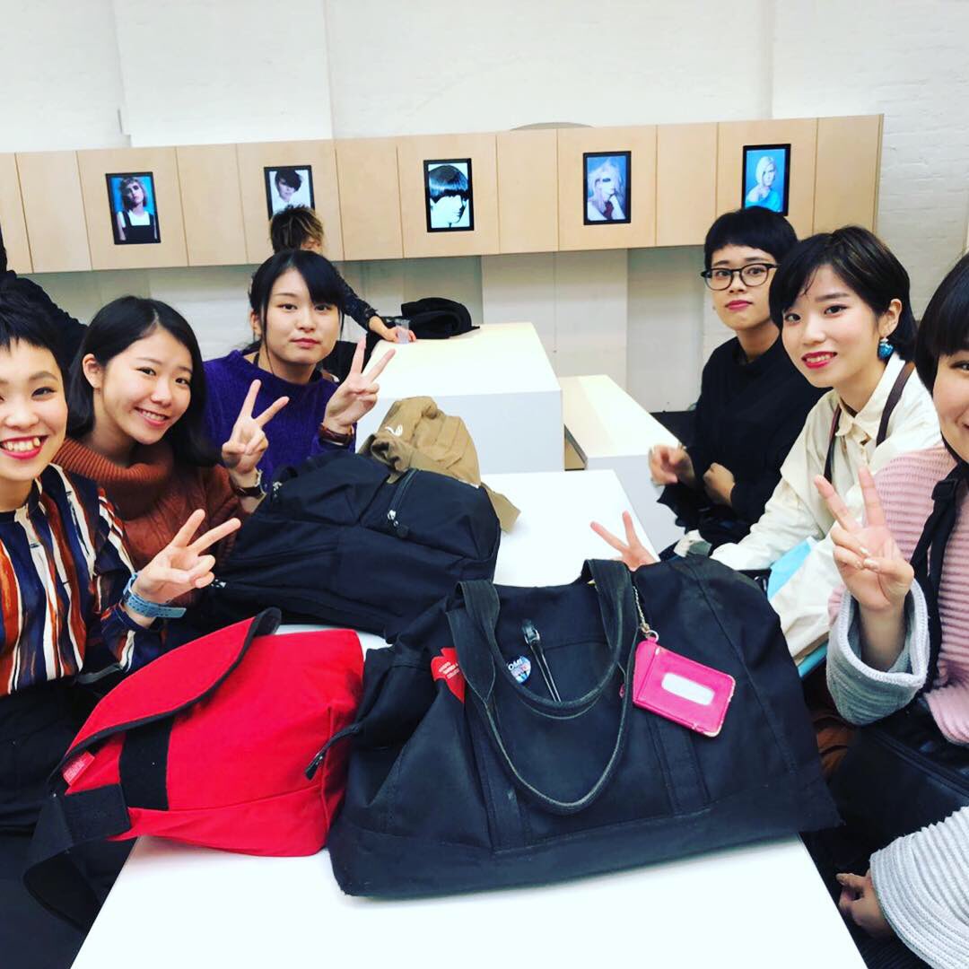 kyori_beauty's tweet image. ロンドンでの研修の様子が届きました（╹◡╹）🇬🇧
みんな楽しそうです♡いっぱい楽しんで下さい⭐︎ #KYORI #sassoon #sassoonacademy #london #いつもどおりのみんな #ロンドン寒い #あと少し