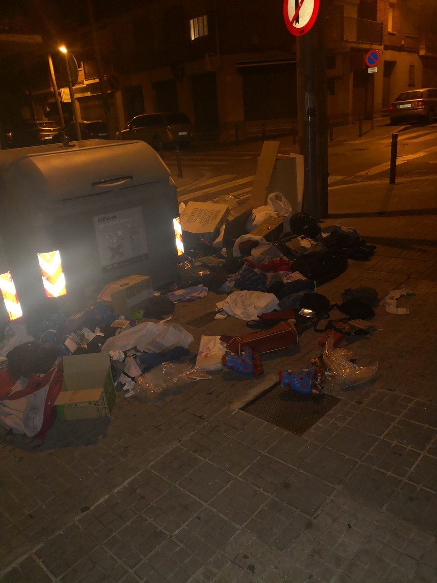 vilaprision's tweet photo. Bon dia @ViladecansTweet, no os culpo en absoluto, pero así está C/nord esq C/Dr Auguet, hay vertederos mas salubres que esto. #incivismo #Viladecans https://t.co/K0OGa9LFjT