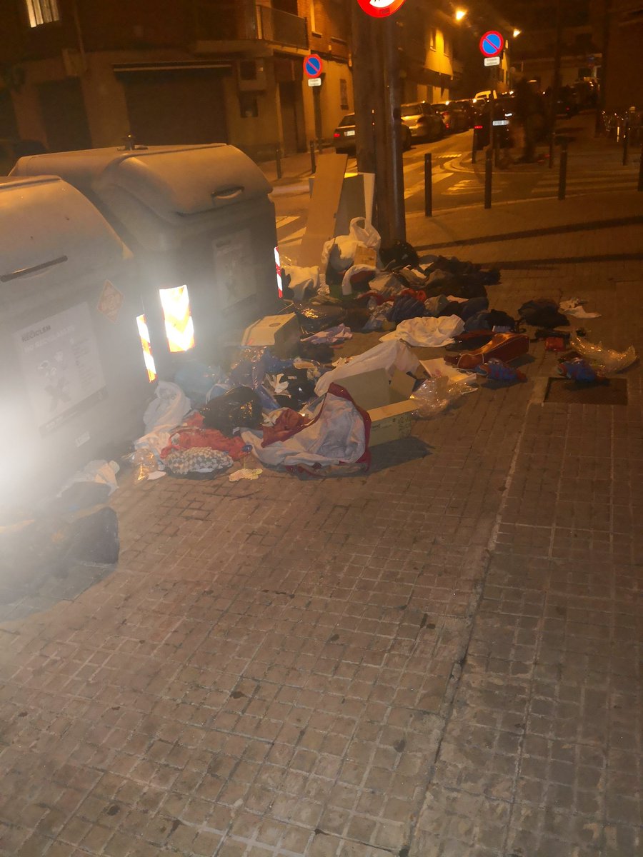 vilaprision's tweet photo. Bon dia @ViladecansTweet, no os culpo en absoluto, pero así está C/nord esq C/Dr Auguet, hay vertederos mas salubres que esto. #incivismo #Viladecans https://t.co/K0OGa9LFjT