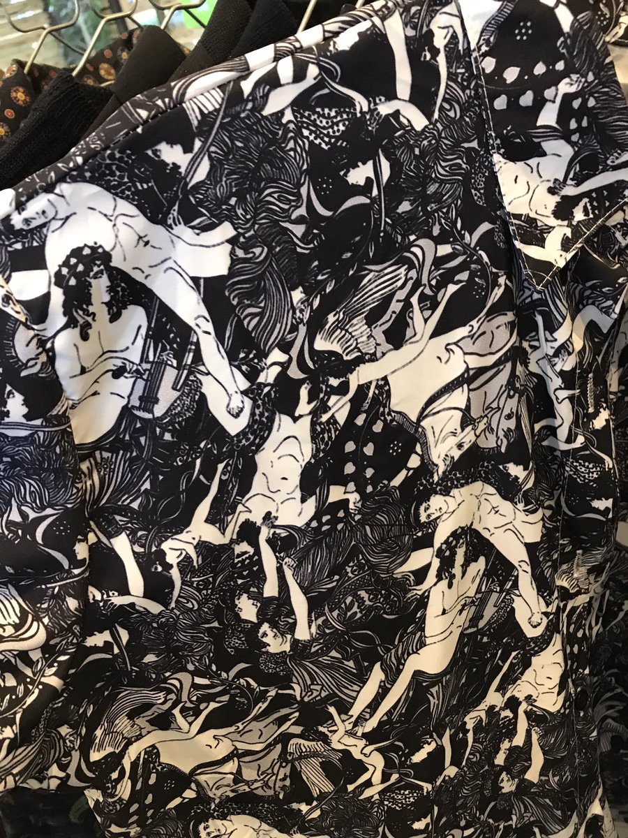 fleamarket2019's tweet photo. もう少しでフリマ終わっちゃうね（寂しい）
裸の女がいたりKAPPAの人がバックしてるやつなど、この辺2000〜4000円です（大学で着られんな）

4コマ終わりきてネ☺︎ https://t.co/M95Vv9pvDj