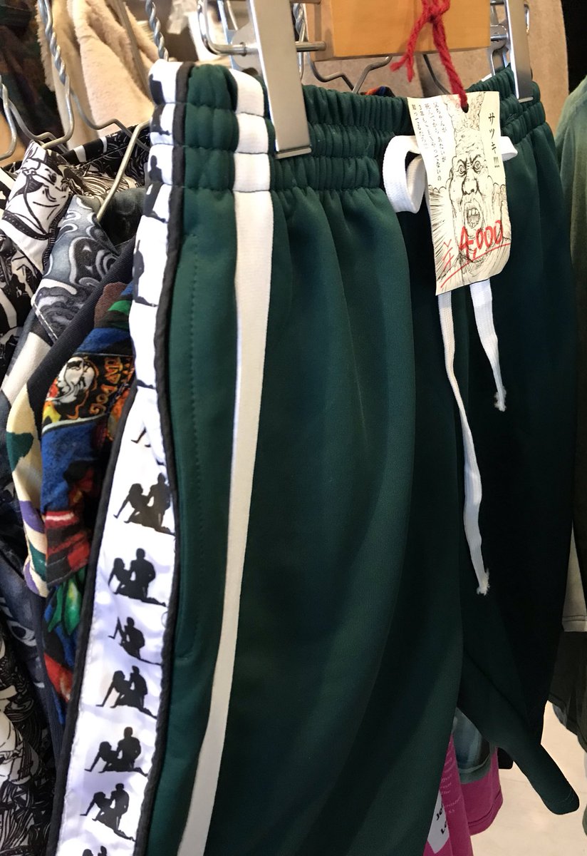 fleamarket2019's tweet photo. もう少しでフリマ終わっちゃうね（寂しい）
裸の女がいたりKAPPAの人がバックしてるやつなど、この辺2000〜4000円です（大学で着られんな）

4コマ終わりきてネ☺︎ https://t.co/M95Vv9pvDj