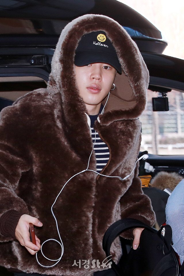 X \ PARK JIMIN PH على X: [PRESS] 191125 #JIMIN @ Gimpo Airport @BTS_twt