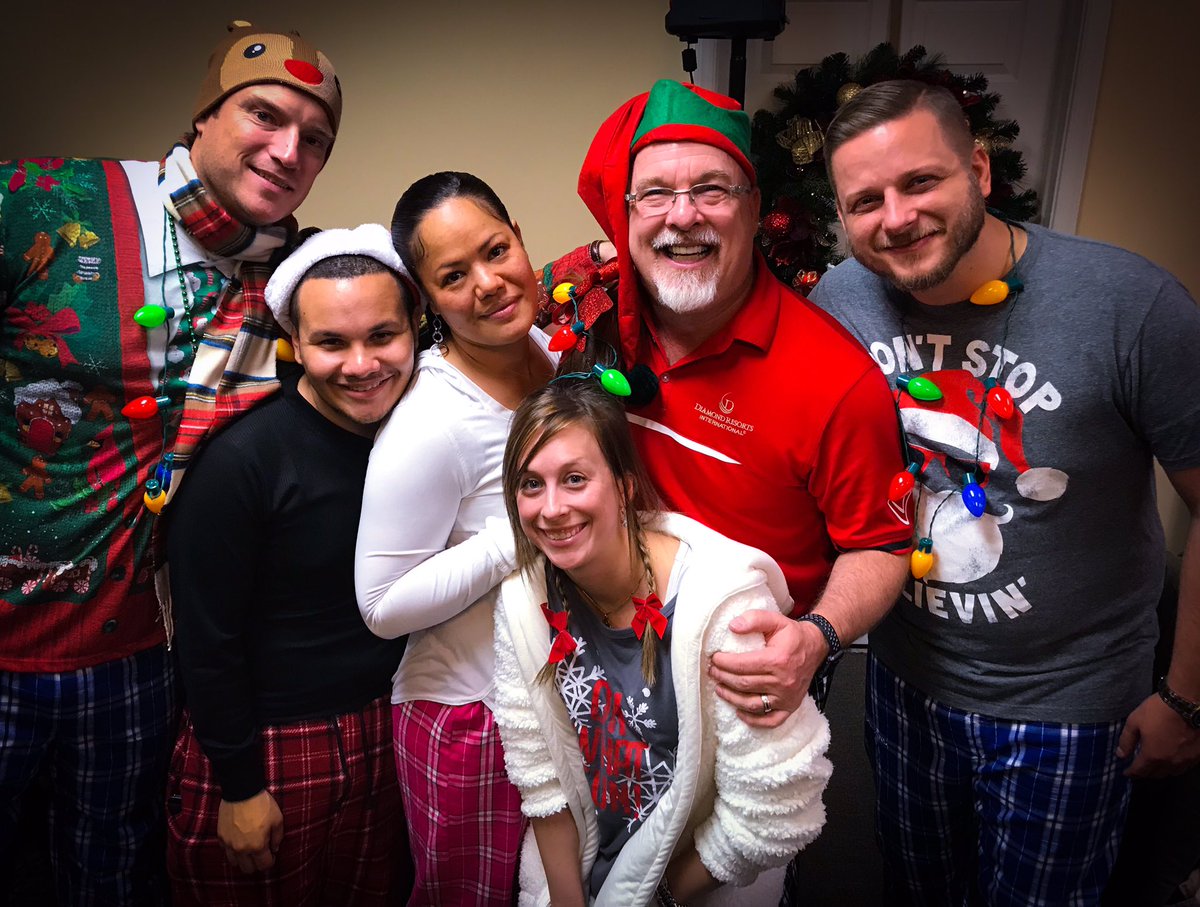 BxGguy2020's tweet photo. After adopting 30 Boys &amp; Girls Club kids in @VisitVaBch last night, tonight were 35 more here @diamondresorts in @VisitWmbg &amp; we had a blast. This is a magical time of the year &amp; seeing our team members making such a difference is amazing. #ItIsADiamondLifeForMe #WhyAreYouNotHere https://t.co/nSg839SF58