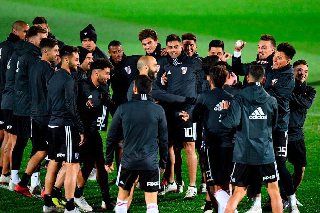 AdictaARiver's tweet photo. ¡Fiesta en el entrenamiento de River en Madrid.. risas y lindos momentos que compartieron en la previa de la final de la Conmebol Libertadores. 

¡VAMOS RIVER! ⚪🔴⚪🇪🇸 

#JuntosSomosMásGrandes https://t.co/Z7ernznN8Y