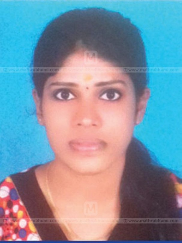 mathrubhumi's tweet photo. ചിറ്റാർ എസ്.എൻ.കോളേജിലെ ബി.കോം വിദ്യാർത്ഥിനിയായിരുന്ന മഞ്ജു അവസാനവർഷ പരീക്ഷയ്ക്ക് തയ്യാറെടുക്കുമ്പോഴാണ് രോഗത്തിന്റെ പിടിയിലാകുന്നത്. https://t.co/chzXA08Txl #20_Year_Old_Girl #Manju #HelpForTreatment https://t.co/x8eCXx9F3J