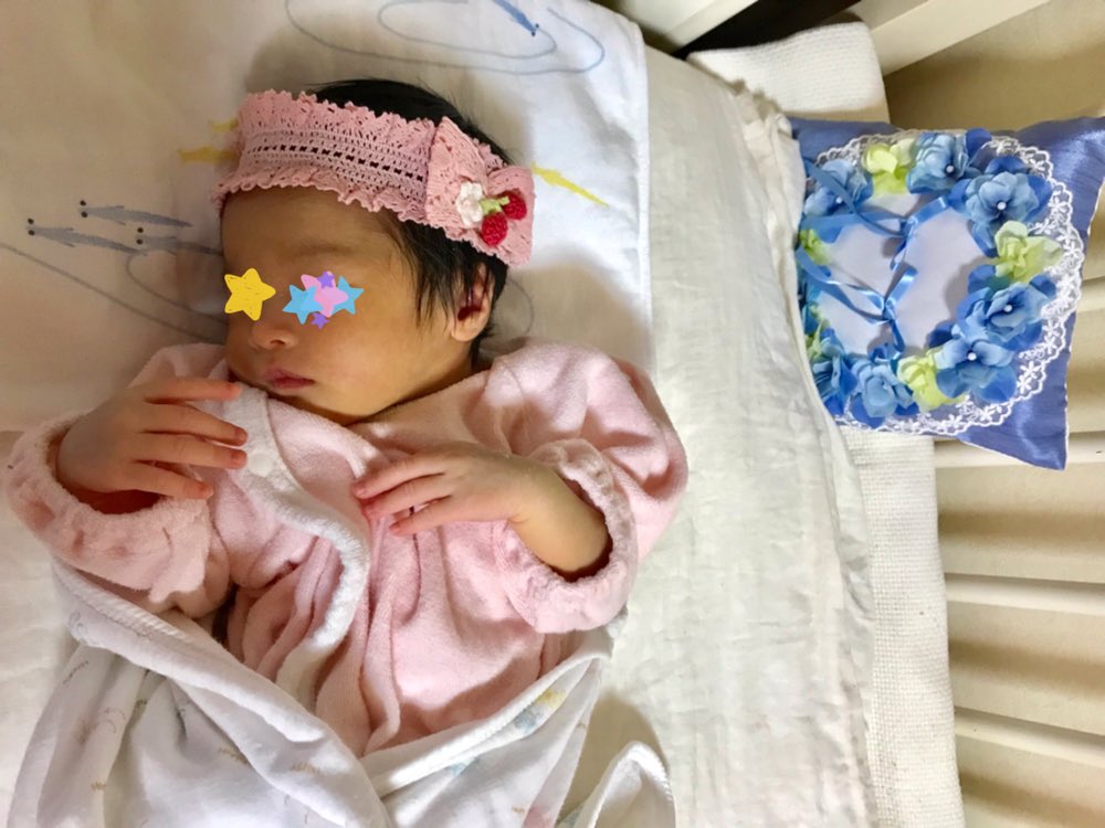 タカタカ 赤ちゃんとは 思えないほど綺麗な指先 顔だちも可愛い 将来が楽しみですね ムロリン