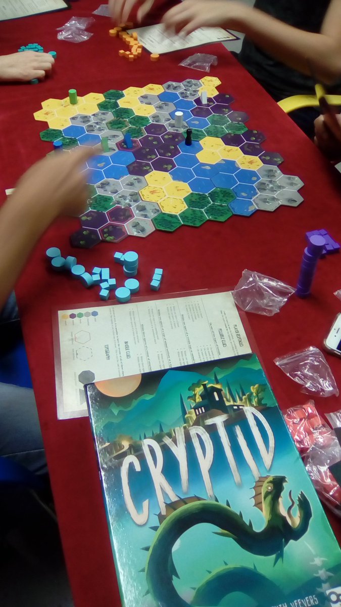 MARIANOSUIZ's tweet photo. Gran tarde de juegos, 2 estrenos #themind y #cryptyd, raros y entretenidos. Después me tocó un #cashandguns que nunca defrauda, y para terminar con dos #secrethitler sensacionales. La pasamos genial.  #juegodemesa #boardgames #bggplay https://t.co/4bDbguOgTE