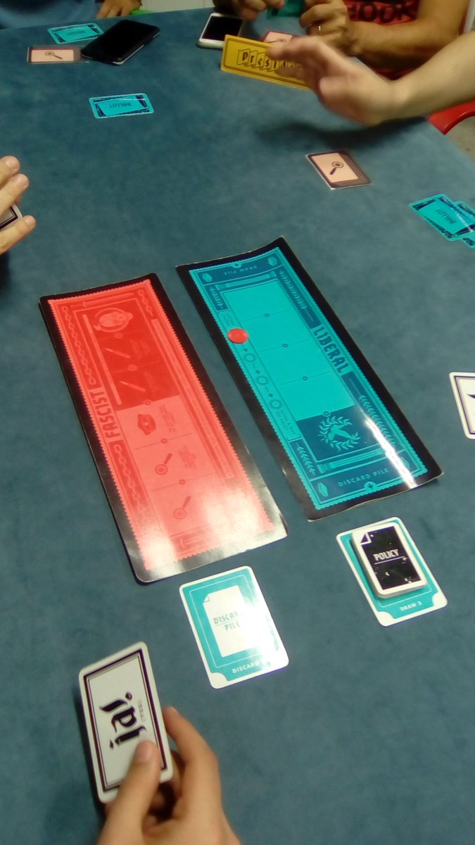 MARIANOSUIZ's tweet photo. Gran tarde de juegos, 2 estrenos #themind y #cryptyd, raros y entretenidos. Después me tocó un #cashandguns que nunca defrauda, y para terminar con dos #secrethitler sensacionales. La pasamos genial.  #juegodemesa #boardgames #bggplay https://t.co/4bDbguOgTE