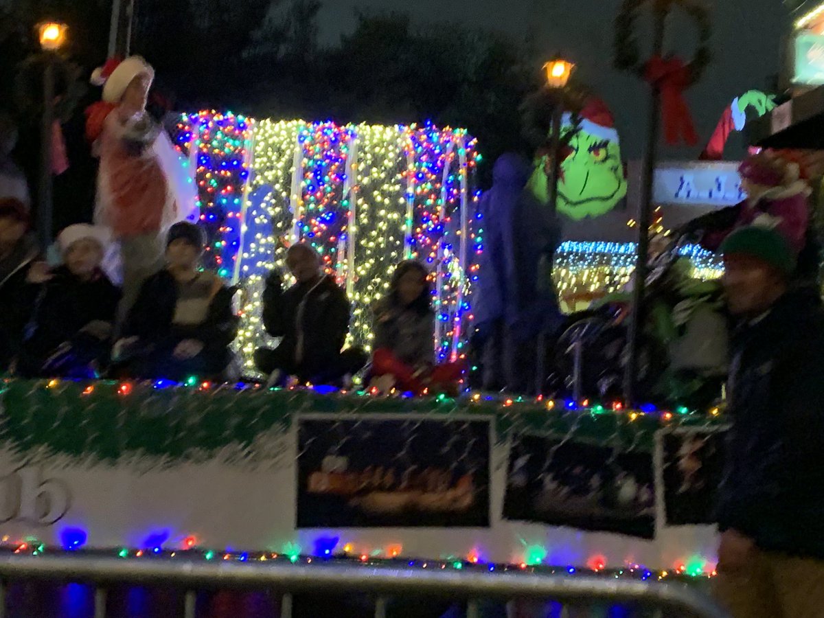 beck0314's tweet photo. #GVParadeVote The light arches on the Silver Lake float. The kids had a great time riding! https://t.co/OkzwGzBoI7