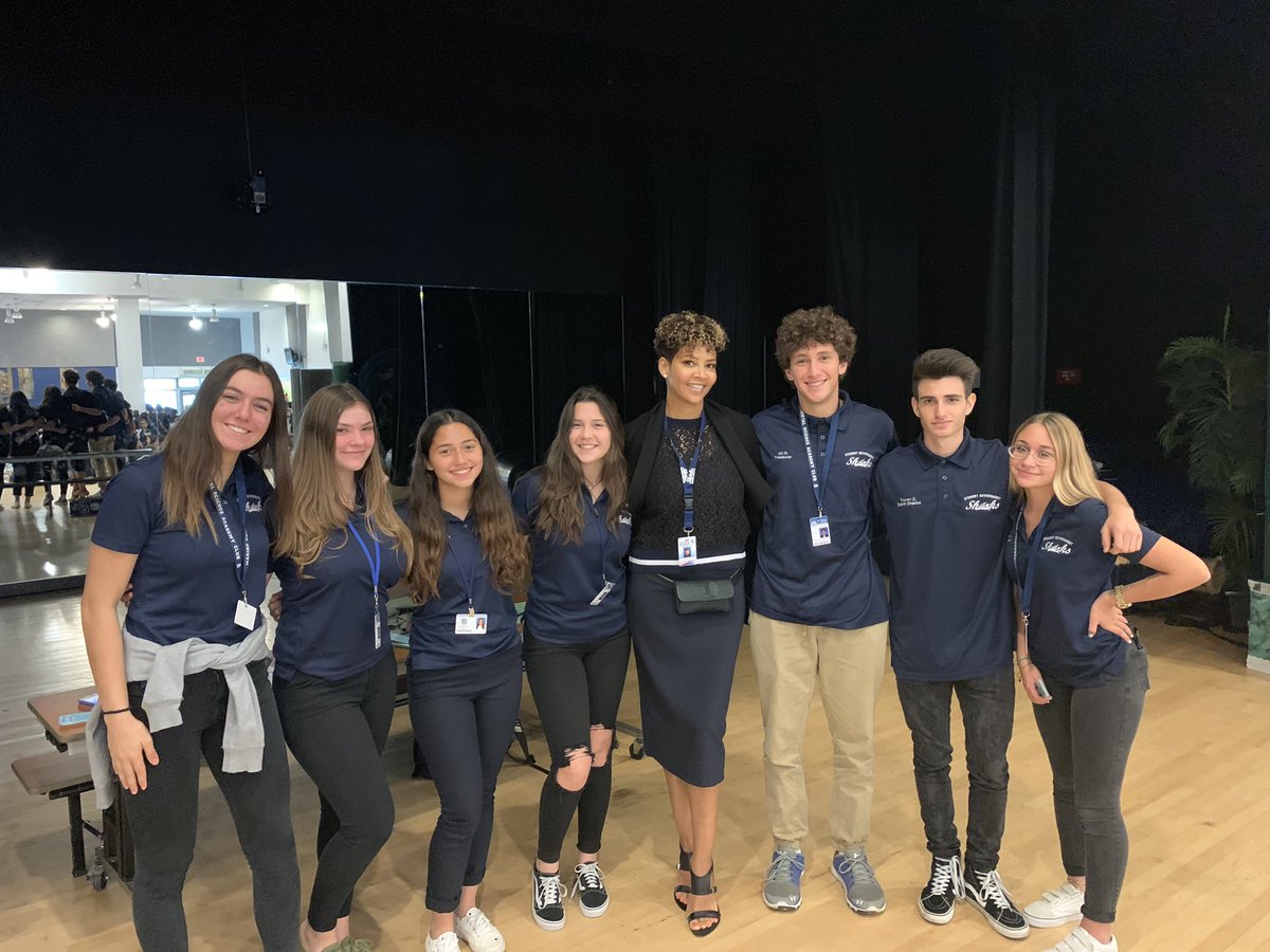 atmsenior's tweet image. Inspiring and unforgettable times with @HoneyChildTracy. Our kids were so excited, they had the best Principal for a Day! @wsrksharknews #sga #PrincipalForADay