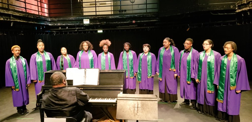 comlinkshs's tweet photo. #Shoutouts to Community Links HS senior, Jovanna Martinez, and her fellow @AdvancedArtsCPS performers for putting on an amazing Winter Showcase! We're so proud! Cue the #momtears ππ
@ChiPubSchools @CPSNetwork16 @ChiCommSchools #comlinkshs #graduatein3years #thisiscps #CPS https://t.co/b9oNvF3EYc