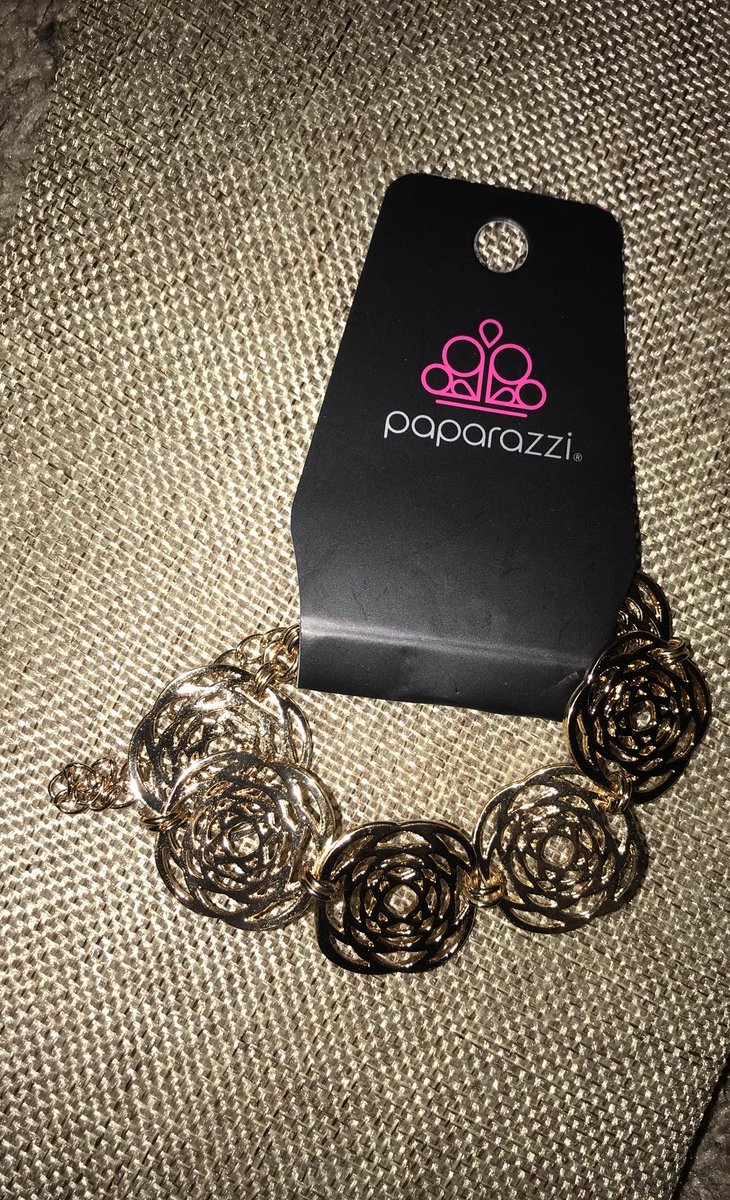 HillaryWith's tweet image. $5 Nickel and Lead Free 😍❄️😍
They make great Christmas Gifts! 🎄🌼💕 #paparazziaccessories #fivedollarjewelry #leadandnickelfree #fashion #beauty #beautiful #love #passion