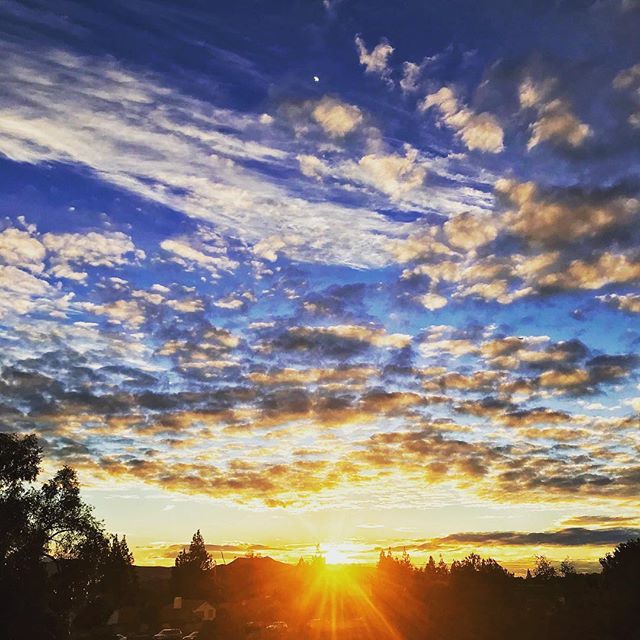 JRMaddoxphoto's tweet photo. The nice thing about winter storms here in Southern California we get some nice sunsets. #sunset #iphoneography #winterstorm #itschilliout #coldwinter #southerncalifornia #socal #simivalley https://t.co/bC4eptoxjC https://t.co/NhEEkTjvju