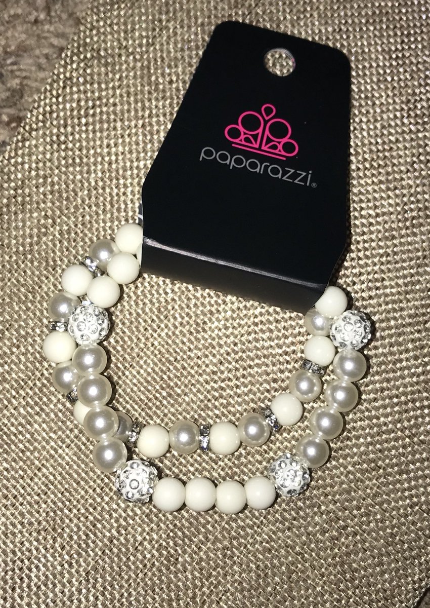 HillaryWith's tweet image. $5 Nickel and Lead Free 😍❄️😍
They make great Christmas Gifts! 🎄🌼💕 #paparazziaccessories #fivedollarjewelry #leadandnickelfree #fashion #beauty #beautiful #love #passion