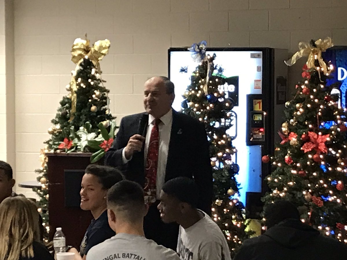 1ProudBengal's tweet photo. @BHSBengalNation @BlythewoodHigh Military Family Appreciation Dinner! Thank you @BHS_Guidance and @BengalBattalion for helping us celebrate our Bengal Nation families that serve! https://t.co/i5lFjYMp1t