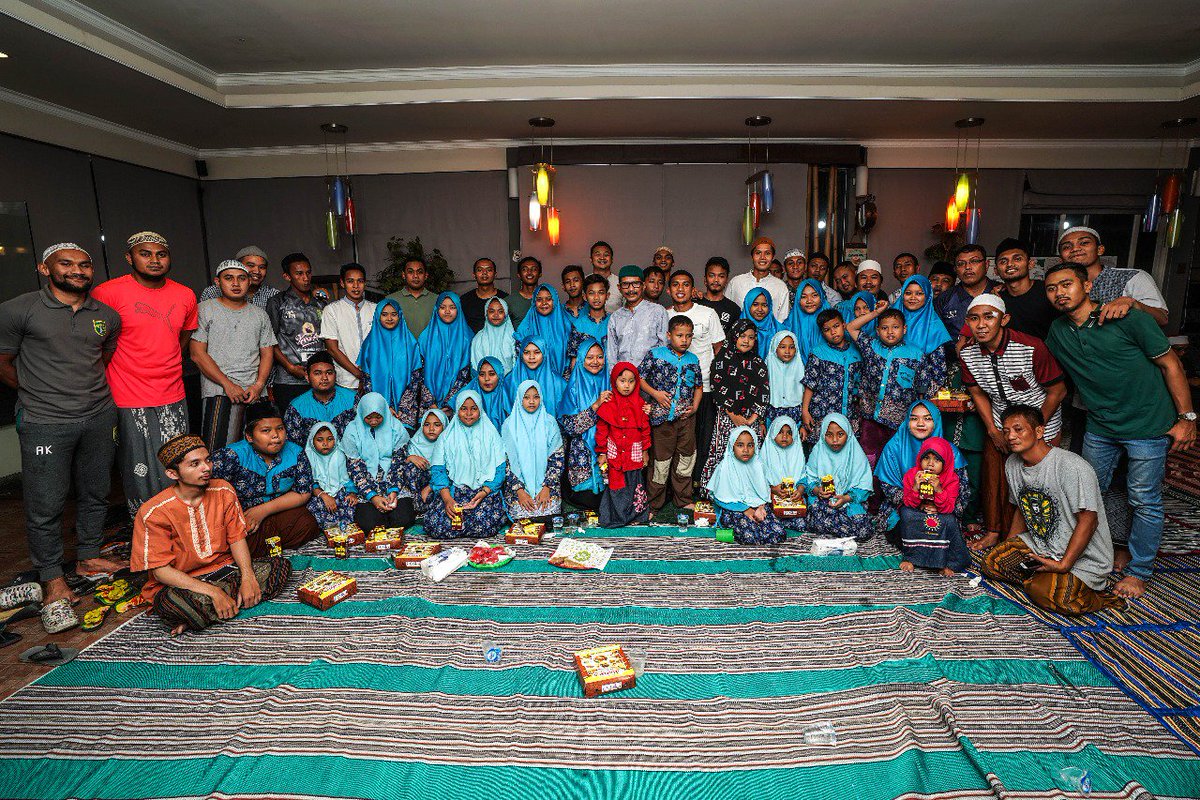 persebayaupdate's tweet photo. Tradisi lama yang tidak boleh hilang.
Persebaya berdoa bersama dan berbagi kebahagiaan dengan saudara kita anak yatim.

Semoga Persebaya selalu dilindungi oleh Allah dan dimudahkan segala urusannya, barokallah 🙏

#Persebaya #JumatBerkah https://t.co/wUSjmoNGcq