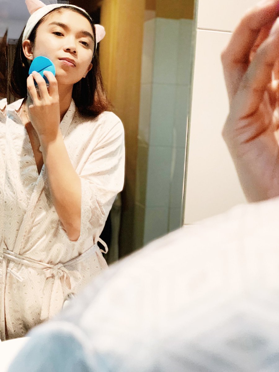 FilleisFly's tweet photo. My #LUNAmini 2 is my go 2 device whenever I feel my skin needs deep cleansing. it's the best way to cleanse my face from all that sweat & dirt I get from volleyball training or errands for the day! It's been my ritual! Link in bio to grab one from Sephora! https://t.co/aGZ6Hq5AgQ https://t.co/9EdnVez0oB