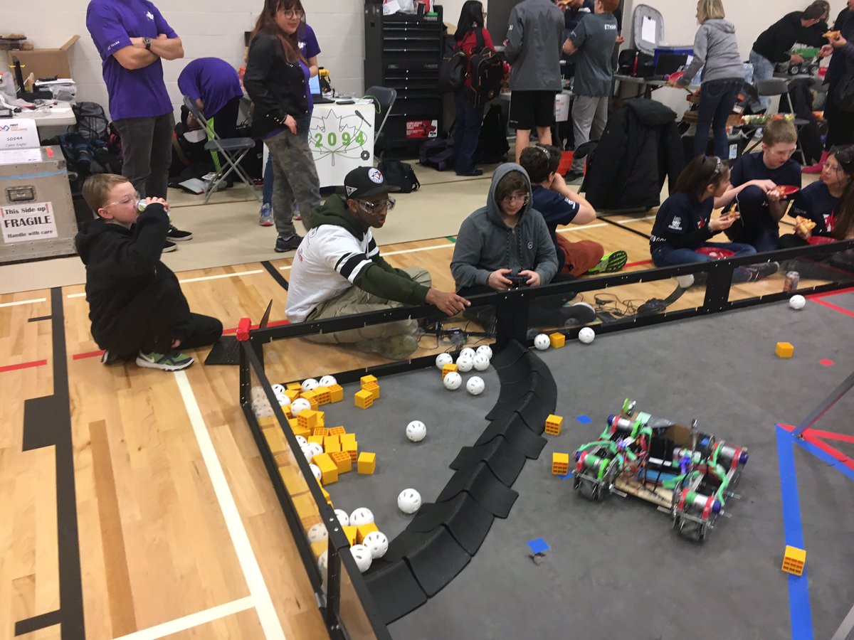 MtColumbiaIT's tweet image. #13000DataWolves having some fun!