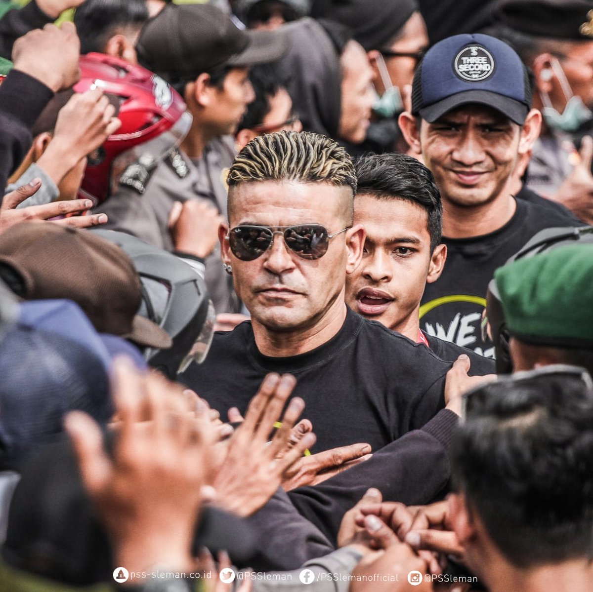 PSSleman's tweet photo. Kemeriahan dan antusiasme luar biasa dari perayaan PSS Juara Liga 2 musim 2018. Terimakasih, musim yang sangat fantastis. Sampai jumpa di kompetisi Liga 1 musim 2019, kita berjuang bersama kembali. 🦅 #PSSleman #COSE https://t.co/AchXJO3wNf