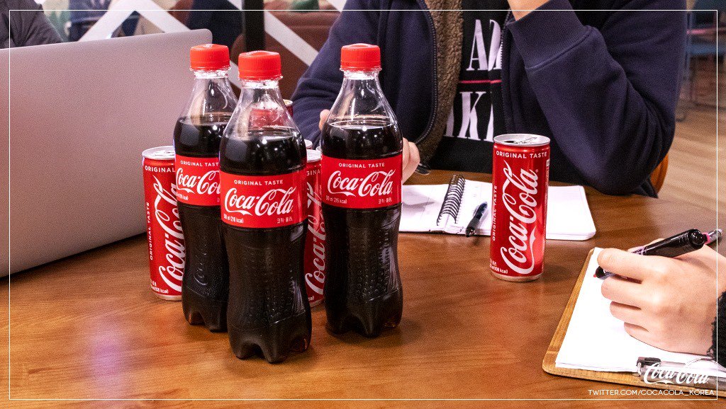 흔한 코카-콜라 직원들의 회의 시간.jpg
코코에게 반짝이는 아이디어를 주신
1분께 사진 속 #코카콜라 1BOX 를 dream…★