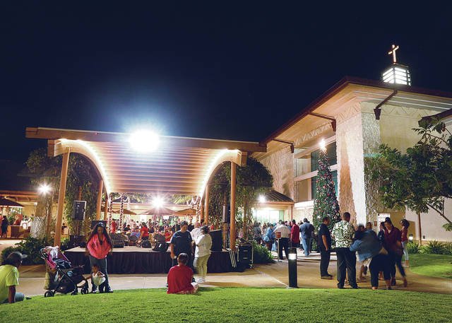 StarAdvertiser's tweet image. #KrocCenter adds touch of Christmas to #Kapolei - bit.ly/2rxcrI1