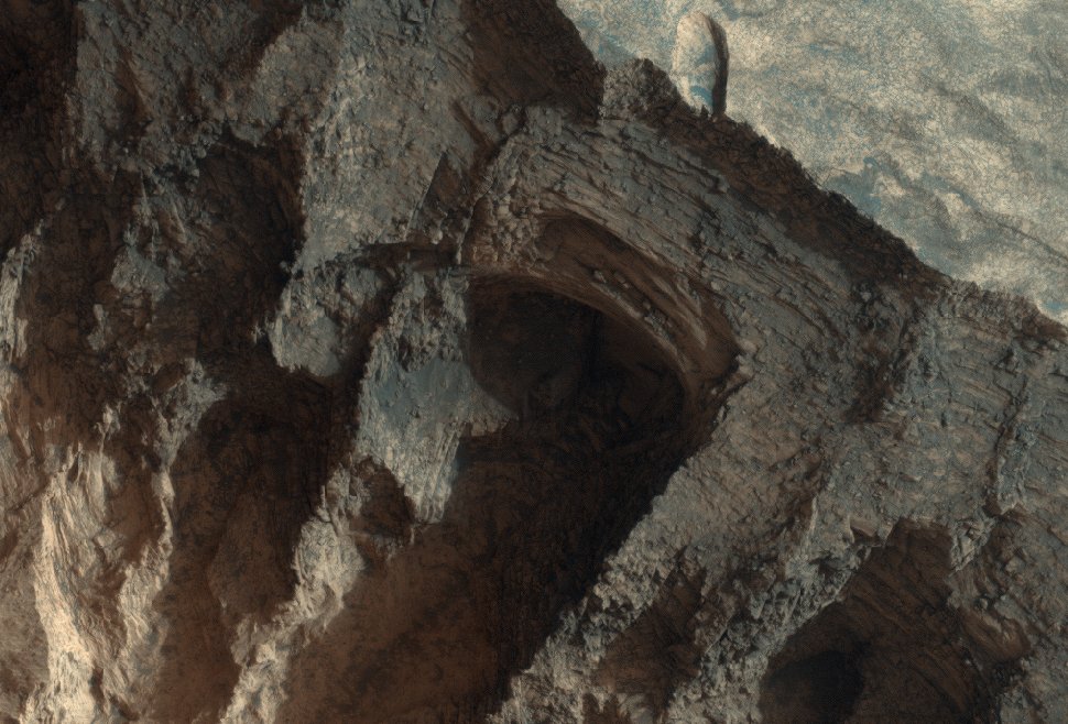 ridingrobots's tweet image. Some nice, shady alcoves in Capri Chasma. Imaged by Mars Reconnaissance Orbiter in October. uahirise.org/ESP_057128_1670