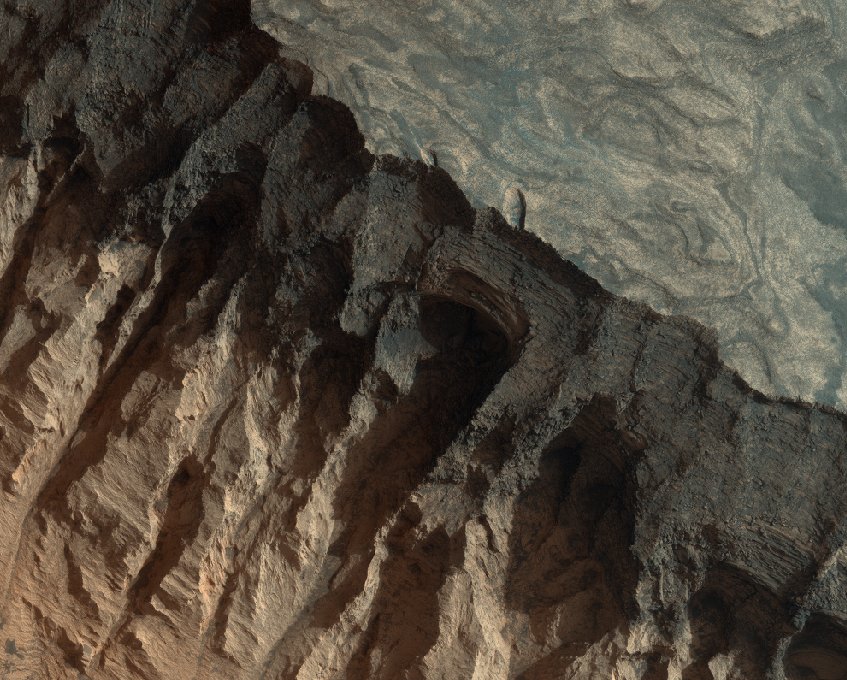 ridingrobots's tweet image. Some nice, shady alcoves in Capri Chasma. Imaged by Mars Reconnaissance Orbiter in October. uahirise.org/ESP_057128_1670
