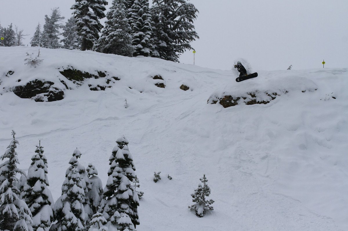 rileybathurst's tweet image. Kicking out a good old method @StenersB at @squawalpine while tracking on @snowledge_co #snowledgeispowder