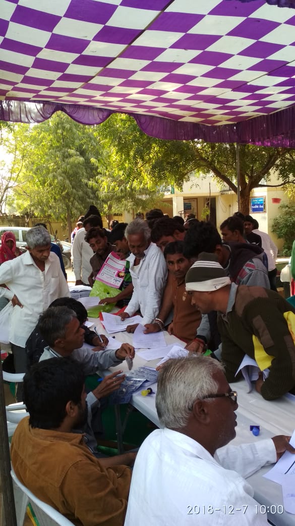 DharamdipsinhR's tweet photo. @PKalol @RACGandhinagar @CollectorGnr સાચો લાભાર્થી સરકારી સહાય થી વંચિત ન રહી જાય અને પારદર્શી પ્રશાસન ની પ્રતીતિ માટે નાગરિકો ની રજૂઆત નો ઘર આંગણે ઉકેલ માટે ચોથા તબક્કા ના સેવા સેતુ કાર્યક્રમ અંતર્ગત ખડાત ગામે સેવાસેતું કાર્યક્રમ. ... https://t.co/6lOGHYo1bD