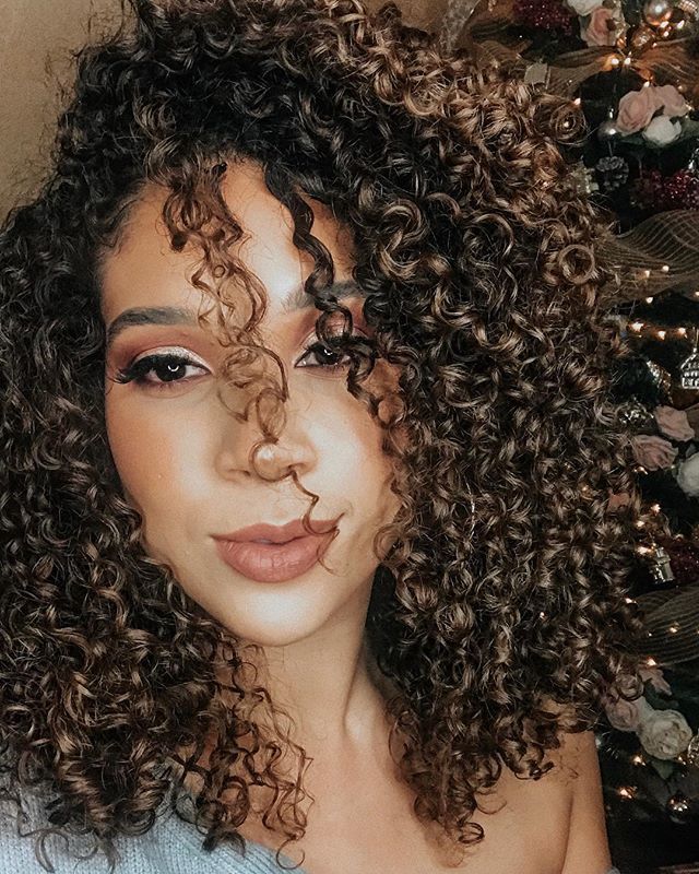 Curls are back! 🌀
.
I’m so glad I cut off those two inches! Obsessed with this length as well as this darker chocolate color that smudged my highlights making my entire head look like a snickers bar. It looks stunning in person! @_thehairsaint_ what … bit.ly/2B7D3Un