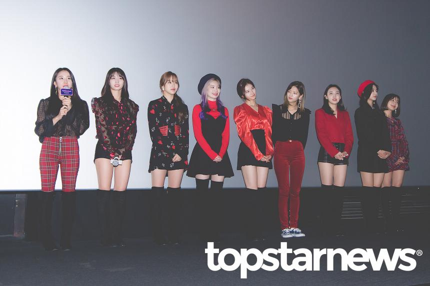 twicexoncexot9's tweet photo. มองทีแรกคือพิจองออกมายืนหน้าเวทีทำไม 55 https://t.co/i611RNj83J