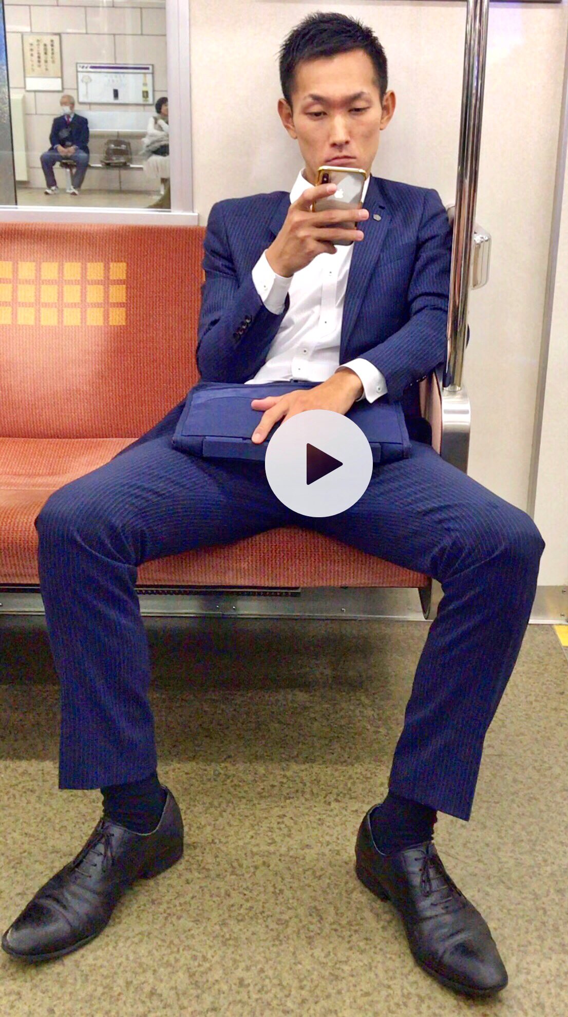 りゅうじ on Twitter: めっちゃ好みのノンケリーマン。全身足めっちゃデカイから、あそこまでもそうかな。股開かんと落ち着かんようで ...