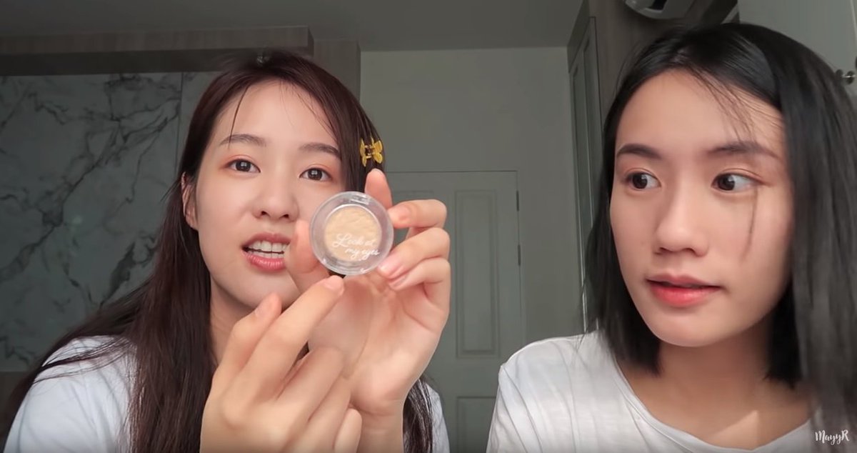 beautyskymu's tweet photo. อันนี้จะเป็นอีกสิ่งที่ sold out หรือเปล่า555555 Look at my eye BE104 향초켜고 거품목욕 พิมฐาใช้เป็นไฮไลท์ให้เปลือกตาสว่าง กลิตเตอร์คือไม่เป็นเม็ดใหญ่ ทำให้ตาดูเป็นธรรมชาติม๊ากกก ตอนแรกฟังผิดว่าใช้ใต้ตาล่าง แต่จริงๆใช้กับตาบนน้า OTL ใต้ตาใช้พาเลท universe ค่า https://t.co/sg6oLgaQZO