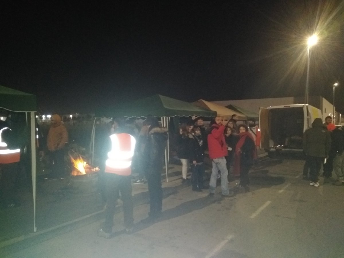 iDiarioES's tweet photo. #HuelgaAmazon Más del 70% de seguimiento en los dos turnos nocturnos. 4 camiones en toda la noche, principalmente personal temporal y nuevos indefinidos que no han firmado contrato.
Piquetes sin incidentes y continuarán hasta las 23:00 del día de hoy. #RodeaAmazon https://t.co/j56cTB36NR