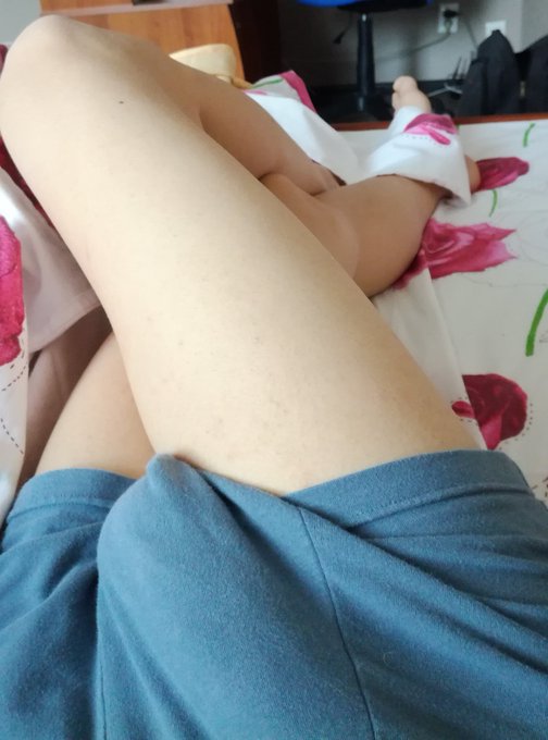 Some legs now! I think it's one of the best pictures I have to be honest.
#Femboy #Legs https://t.co