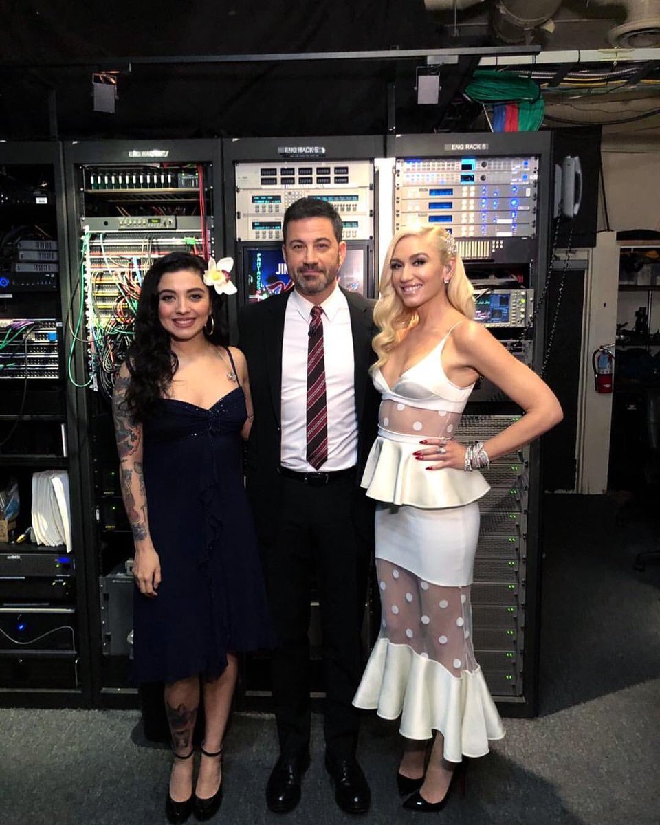 Mon y Gwen presentándose hoy en el programa de <a href="/JimmyKimmelLive/">Jimmy Kimmel Live</a>, estamos tan orgullosos de lo lejos que nuestra Mon ha llegado gracias a su poderosa voz, te amamos <a href="/monlaferte/">Mon Laferte</a> ❤