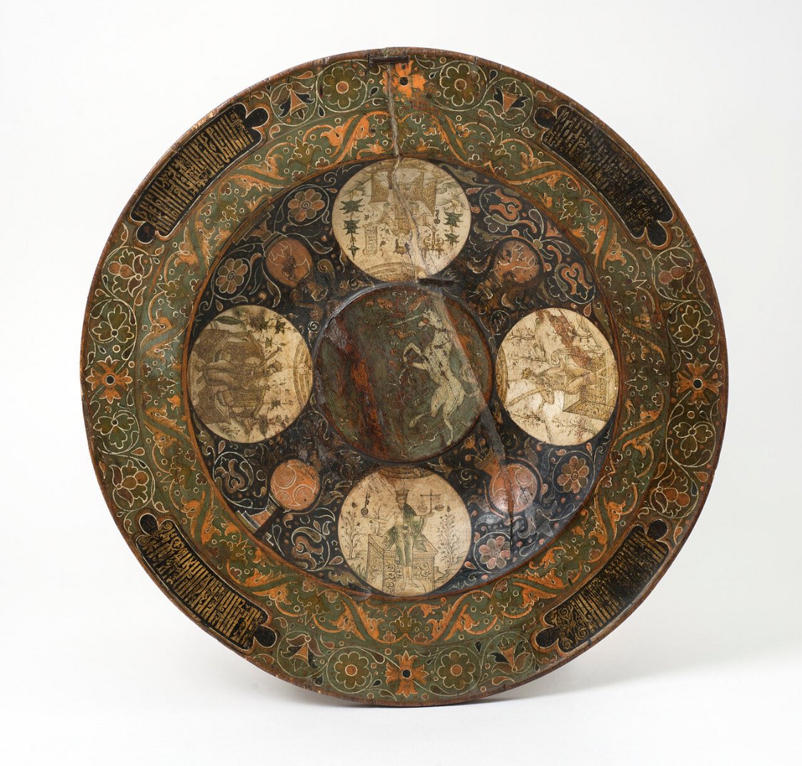 Блюдо деревянное. В росписи, в вертикальном круге изображены лев и единорог.
#РусскийСевер, вторая половина XVII века. #коллекцияГИМ