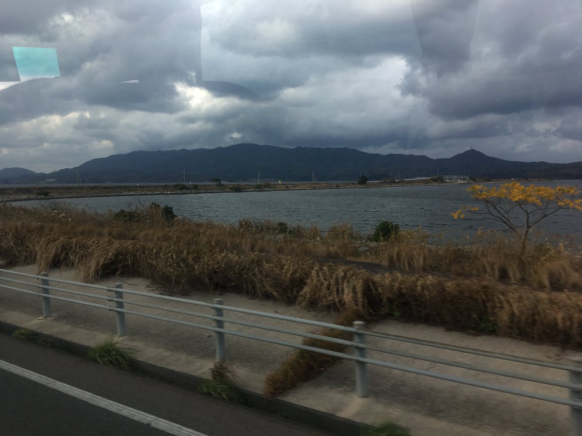 Landed at the Yonago airport for #biohack18 and bought a bus ticket at the multilingual auto bending machine. The shortcut road constructed on the lake is impressive.