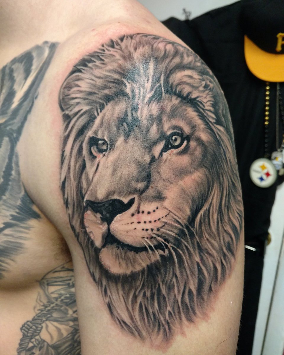 JoeCapone412's tweet photo. From yesterday @inkmaster #InkMaster #inkangels #americantattoo #liontattoo #animalportrait Bet I made it in the the top four with this!!!!! https://t.co/xZI2SaoCIS