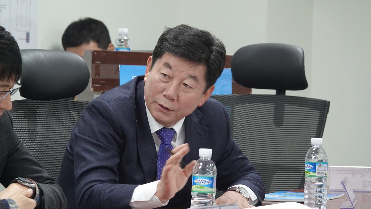 [의원실] #김해공항 #중장거리 노선 신설의 필요성과 해결과제 도출을 위한 자리를 마련했습니다. 국회의원님들과 각 부처 관계자분들이 모여 열띤 토론을 벌였습니다. 1300만 동남권 주민들의 염원과 지역 불균형 해소의 그날까지!

#박재호 #부산 #미주노선 #유럽노선