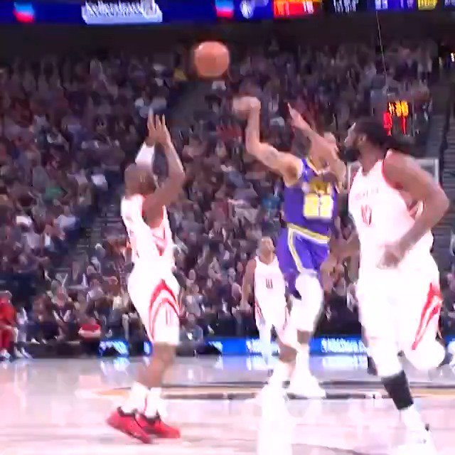 Thabo Sefolosha drops the no-look dime in transition for tonight's #KiaTopPlay! #TeamIsEverything #NBA