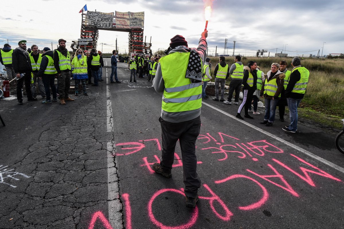 RTLFrance's tweet photo. #GiletsJaunes : Emmanuel Macron s'exprimera en début de semaine. Que peut-il annoncer pour calmer la situation ? Le débat #RTLMatin à 8h20 avec Éric Zemmour et @nicodomenach en live vidéo > https://t.co/r32D2MQBdR https://t.co/nCld5K9YCA