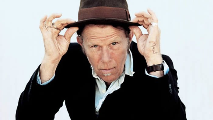 Happy birthday, Tom Waits 69

No somos más que monos, con dinero y armas. 