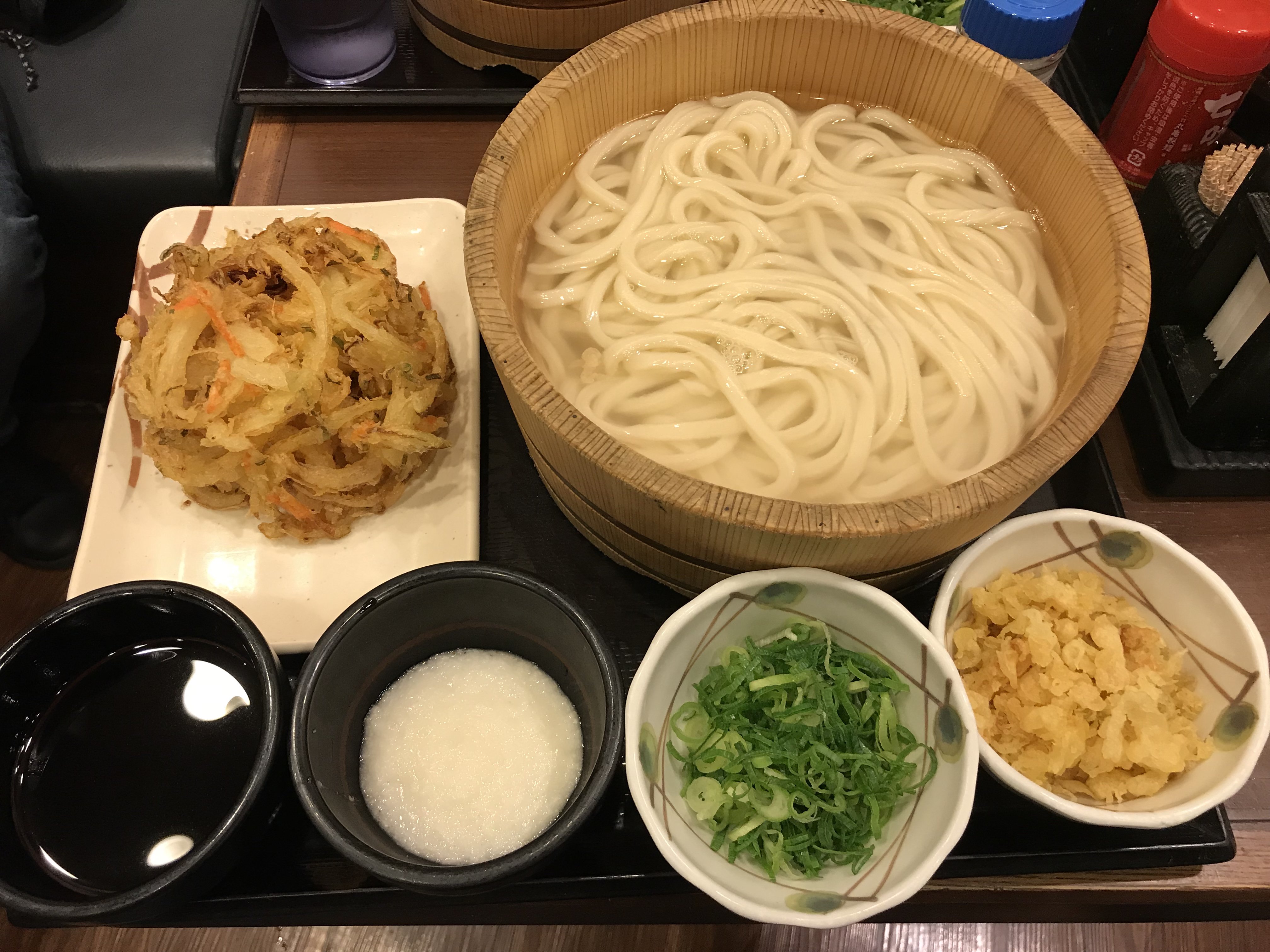 丸亀製麺 公式 釜揚げうどんと一緒にトッピングのとろろを頼んで だしにそのとろろを入れて食べている人がいたのでやってみました これはなんでこれまでやっていなかったんだろう と思ってしまうぐらい美味しかったです 新発見 やってみた