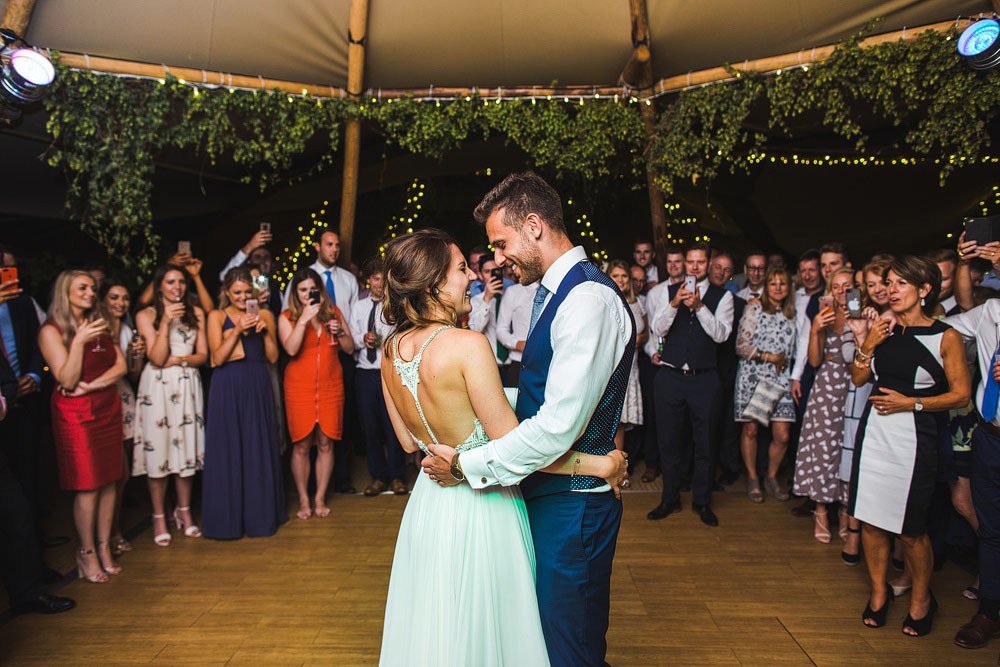 A stunner of a day at <a href="/THEhaddonhall/">Haddon Hall</a> and <a href="/Peaktipis/">Peaktipis</a> with a Hayley Paige dress to die for! rockmywedding.co.uk/british-bank-h…