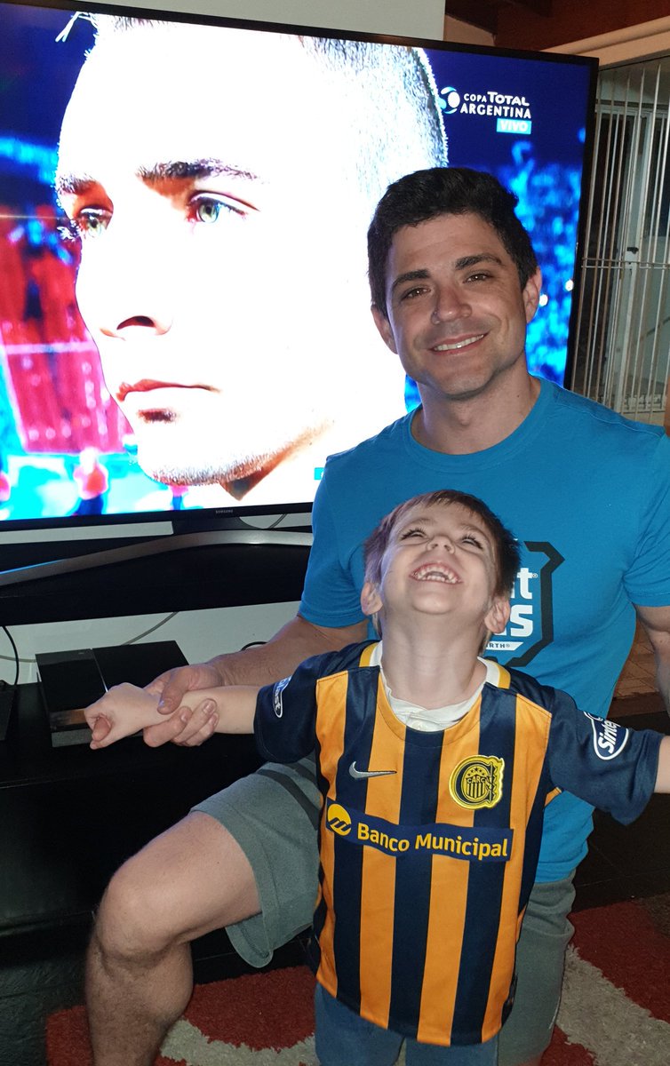 staymolinari's tweet photo. El canalla salió campeón. Papá Noel se adelantó 💛 https://t.co/qwz18COYwA